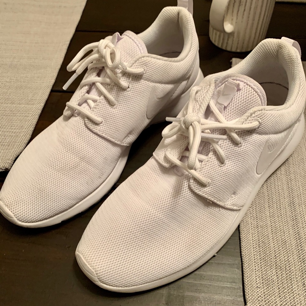 White Nike Roshe